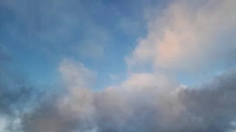 Soft clouds in blue evening sky Foto stock