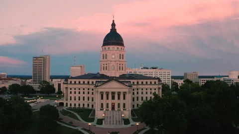 Soft clouds colored appear over the capitol of Topeka, Kansas USA Vidéo 145808539