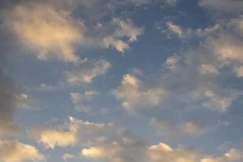Soft Clouds in Golden Hour Sky Foto stock