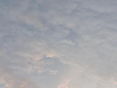 Soft Cloudy Sky Background with Subtle Light and Overcast Texture 스톡 사진