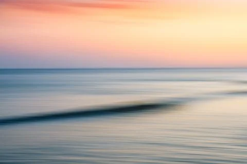 Soft coastal waves at dusk. Foto stock