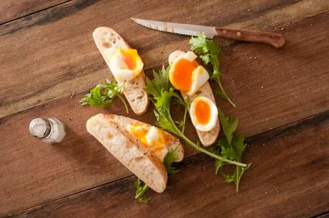 Soft cooked eggs sliced and served on bread Foto stock