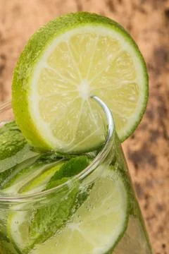 Soft drink decorated with mint and lime on table Foto stock