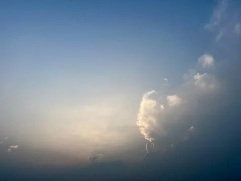 Soft Evening Sky with Dramatic White Clouds in Blue Horizon Stock-Fotos