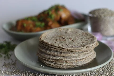 Soft flat bread made of pearl millet flour. Served with chicken in cashew gra Stock-Fotos