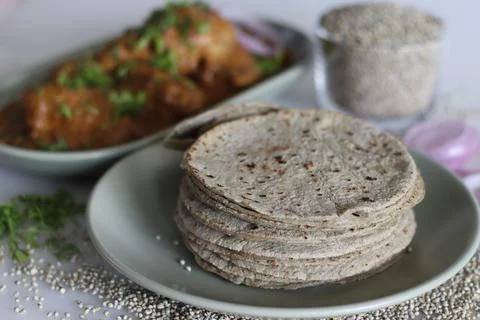 Soft flat bread made of pearl millet flour. Served with chicken in cashew gra Foto stock