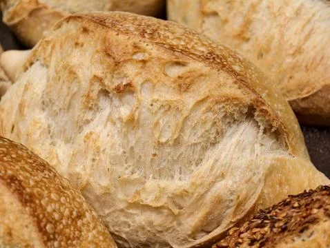 Soft fluffy white bread displayed in a bakery, featuring a fresh loaf prepa.. 스톡 사진