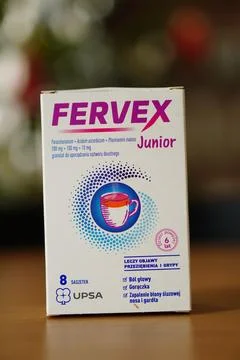 Soft focus of a box of Fervex Junior pain killer medication with Polish text on Foto stock