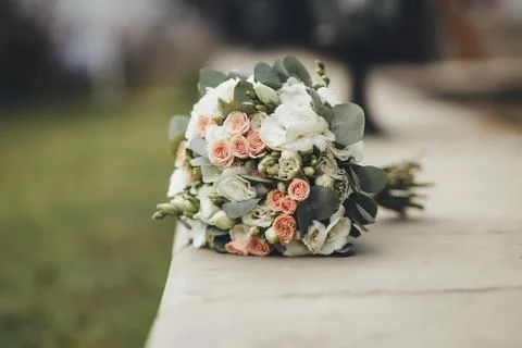 Soft focus captures a delicate wedding bouquet Foto stock