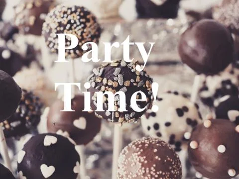 Soft focus of delicious cake pops with PARTY TIME overlay text 库存照片