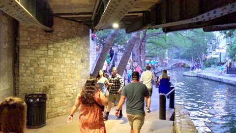 Soft focus on an early evening stroll on San Antonio's busy Riverwalk Vídeo Stock 277923921