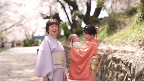 Soft focus frames show two women in traditional Japanese attire Vídeos de archivo 341527989