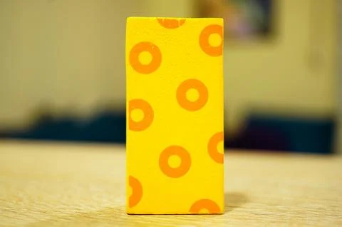 A soft focus shot of a yellow rectangular block with red circle design  on a  库存照片