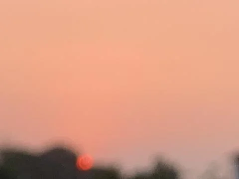 Soft Focus Sunset Sky with Red Sun over Jakarta Indonesia Foto stock