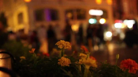 Soft focus view of night life taking from a restaurant's outdoor seat  Vidéo 56438841