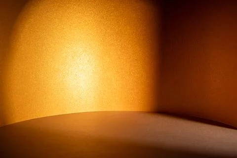 Soft golden light casts shadows in a warm, minimalistic space during afternoo Foto stock