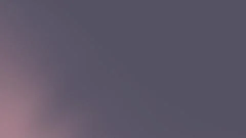 Soft gradient blend of deep purple and blush pink hues with a grainy texture. Vidéo 309700668