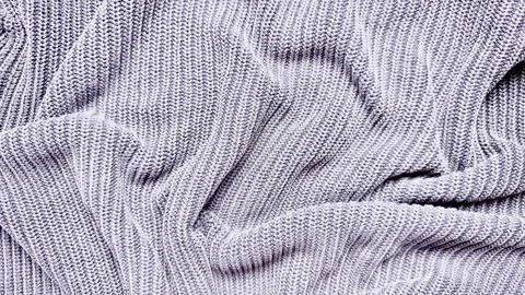 Soft gray ribbed knit texture closeup with flowing folds and intricate yarn d Foto stock