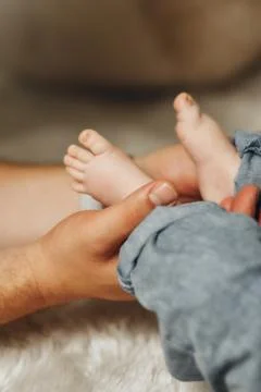 Soft hands cradle tiny feet Foto stock