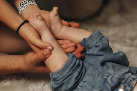 Soft hands cradle tiny feet Foto stock