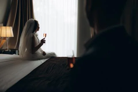 Soft light bathes a bride in quiet elegance Foto stock