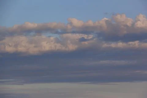Soft lines of clouds in the sky at sunset Foto stock