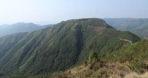Soft mist drifts through the lush hills of Meghalaya Видео 335386842