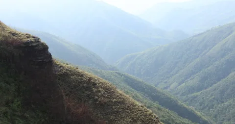 Soft mist drifts through the lush hills of Meghalaya 動画素材 335387527