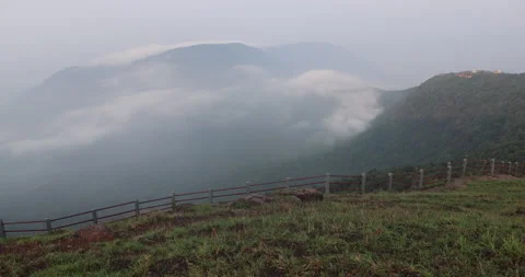 Soft mist drifts through the lush hills of Meghalaya Vidéo 335500170