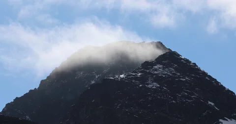 Soft mist drifts through the lush hills of Meghalaya Vídeo Stock 335538848
