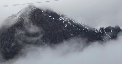Soft mist drifts through the lush hills of Meghalaya Видео 335540164