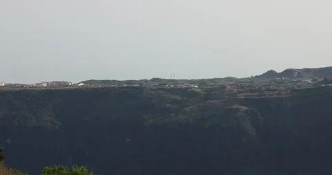 Soft mist drifts through the lush hills of Meghalaya Видео 335562898