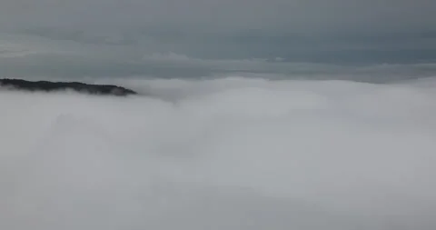Soft mist drifts through the lush hills of Meghalaya Vidéo 335609066