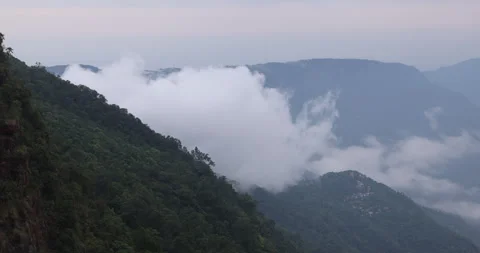 Soft mist drifts through the lush hills of Meghalaya Stockbeeldmateriaal 335615825