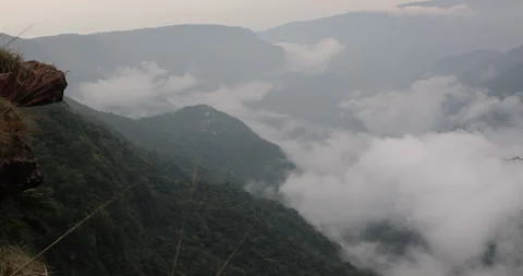 Soft mist drifts through the lush hills of Meghalaya Vídeos de archivo 335618034