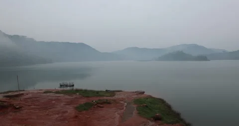Soft mist drifts through the lush hills of Meghalaya Stockbeeldmateriaal 335636002