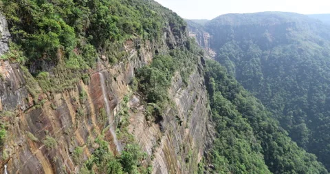 Soft mist drifts through the lush hills of Meghalaya Видео 335646118