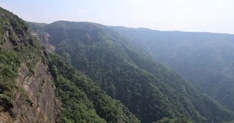Soft mist drifts through the lush hills of Meghalaya 库存影片 335646142