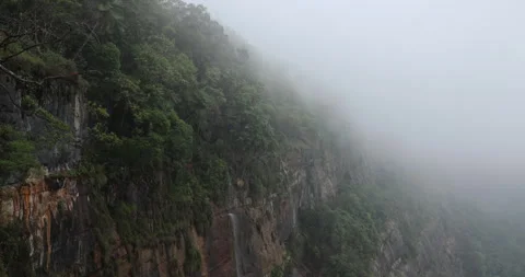 Soft mist drifts through the lush hills of Meghalaya Stockbeeldmateriaal 335646923