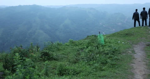 Soft mist drifts through the lush hills of Meghalaya Видео 335667975