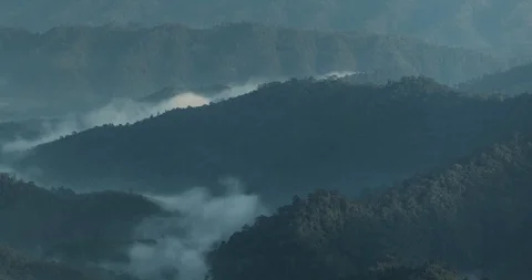 Soft Morning Mist Rolling Over Mountain Peaks (4K Time-lapse) Video stock 107916009