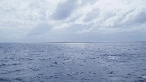 Soft ocean waves and sea horizon under cloudy sky, seascape in white blue colors Stock-Footage 274815894