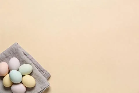 Soft pastel Easter eggs arranged on a linen napkin with a plain background Foto stock