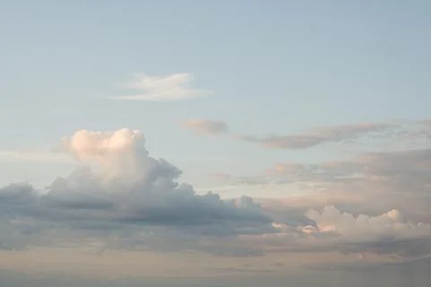 Soft pastel evening clouds at twilight Foto stock