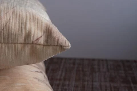 Soft pillows and a brown table. Foto stock