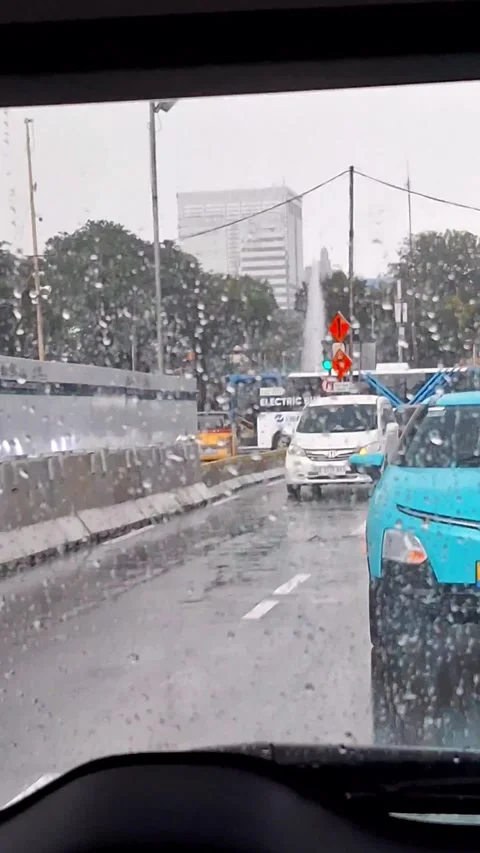 Soft rain drops. Blurred street lights. Cold road rain Stock Footage 330991092