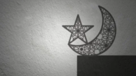 A soft shadow of an intricate Islamic star and crescent moon cast onto a gr.. Illustrazione stock