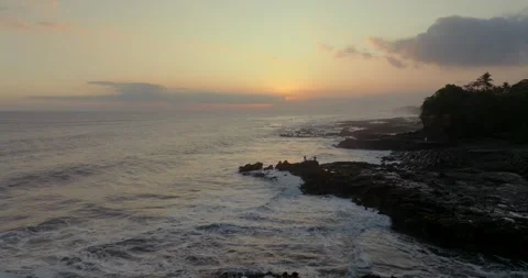 Soft sunset on seaside with reef rocks and shallow water. Video stock 243693613