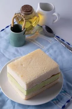 Soft three layers vanilla cake in a white plate Foto stock