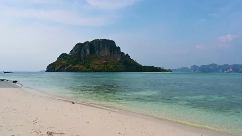 Soft wave with the blue ocean on a sandy beach. Video stock 152811762